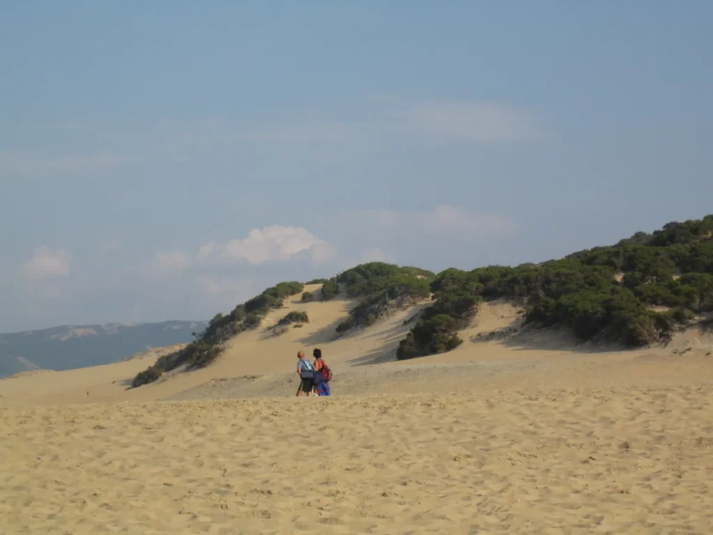 Persone che camminano tra le dune di Piscinas, Costa Verde, Arbus