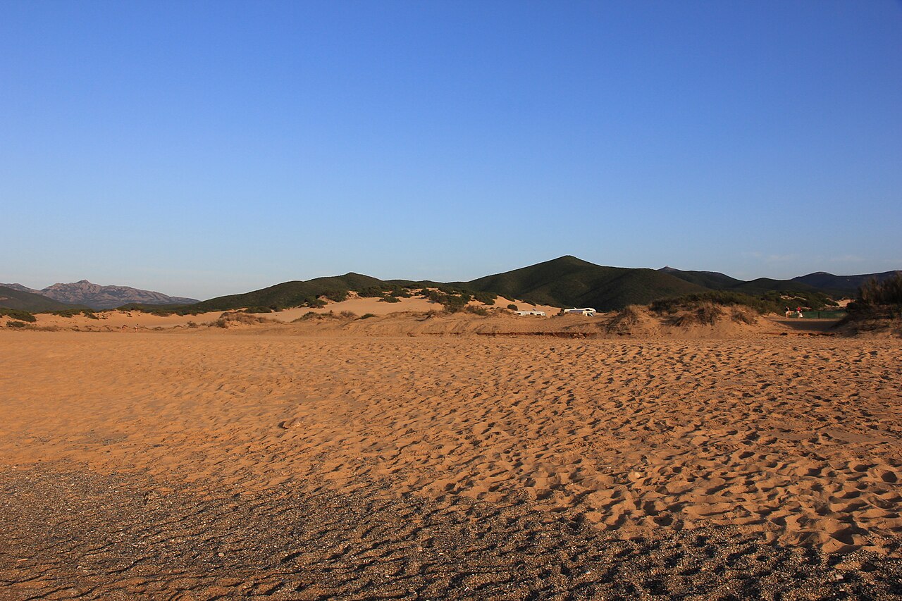 Le dune di Piscinas increspate dal vento, con il monte alle spalle, Costa Verde, Arbus